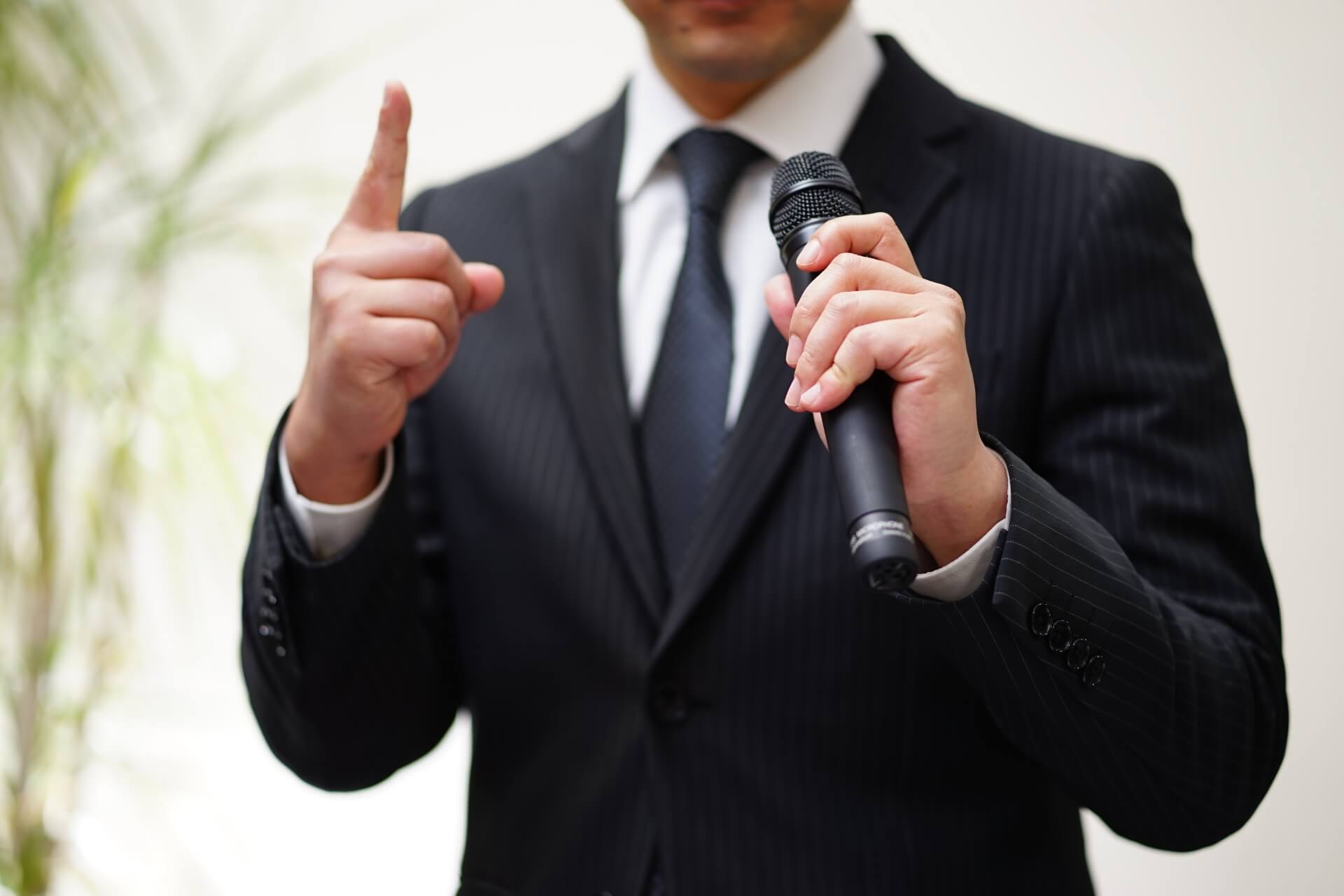演説中のビジネスパーソン