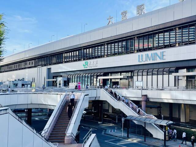 晴れた日に賑わう商業施設