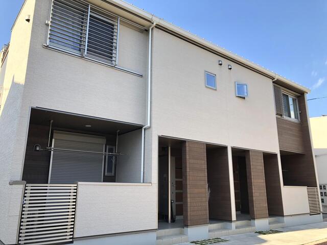 青空の下の新築二階建て住宅